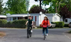 Faire du vélo dans la camping du Bois Masson